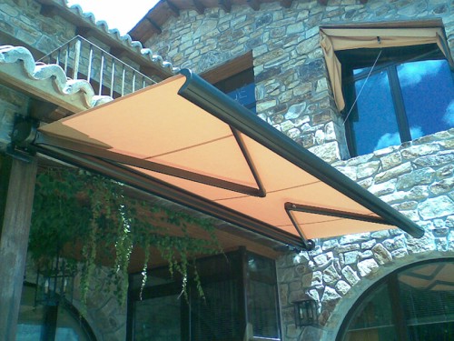 Toldo extensible con cofre instalado en Torrelodones